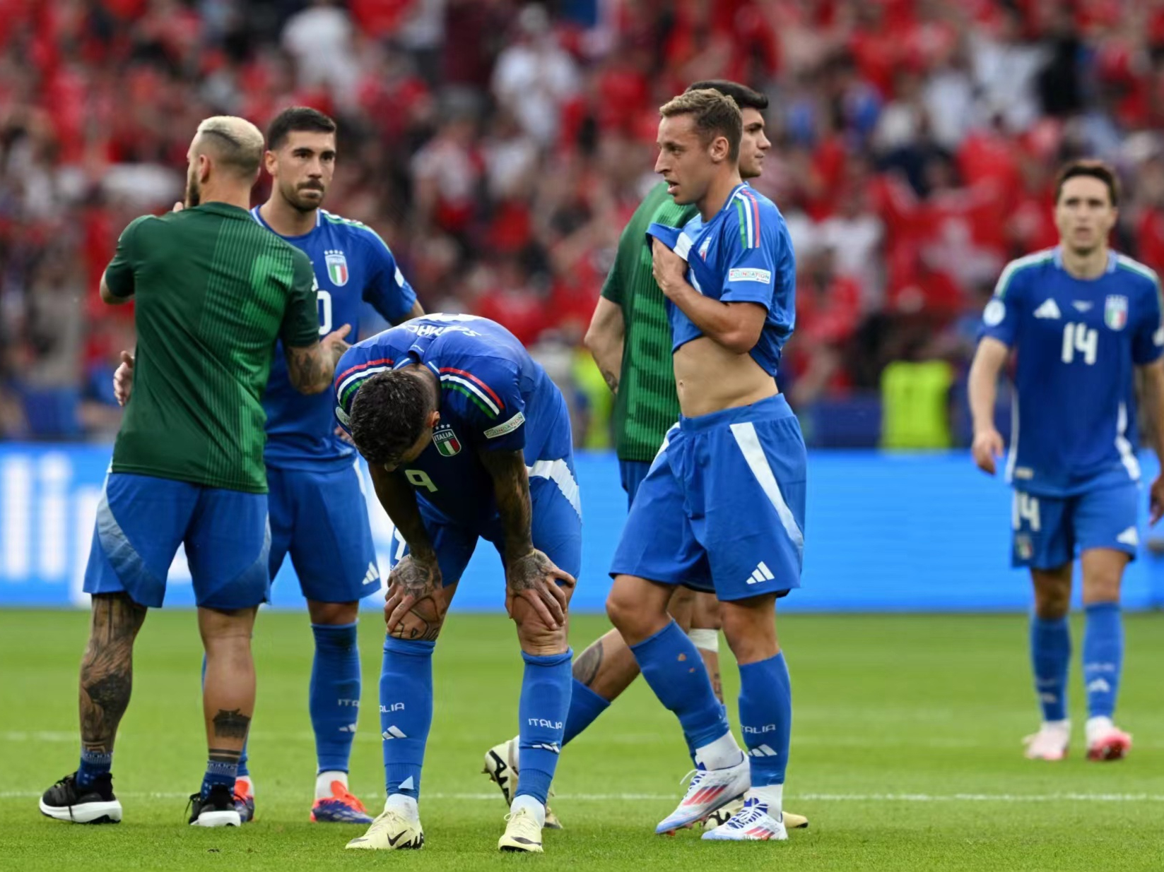 九游下载-包含转会期突围战来临，巴黎圣日耳曼围绕欧洲杯遗憾出局，赛场秩序良好，官宣口径保持一致的词条